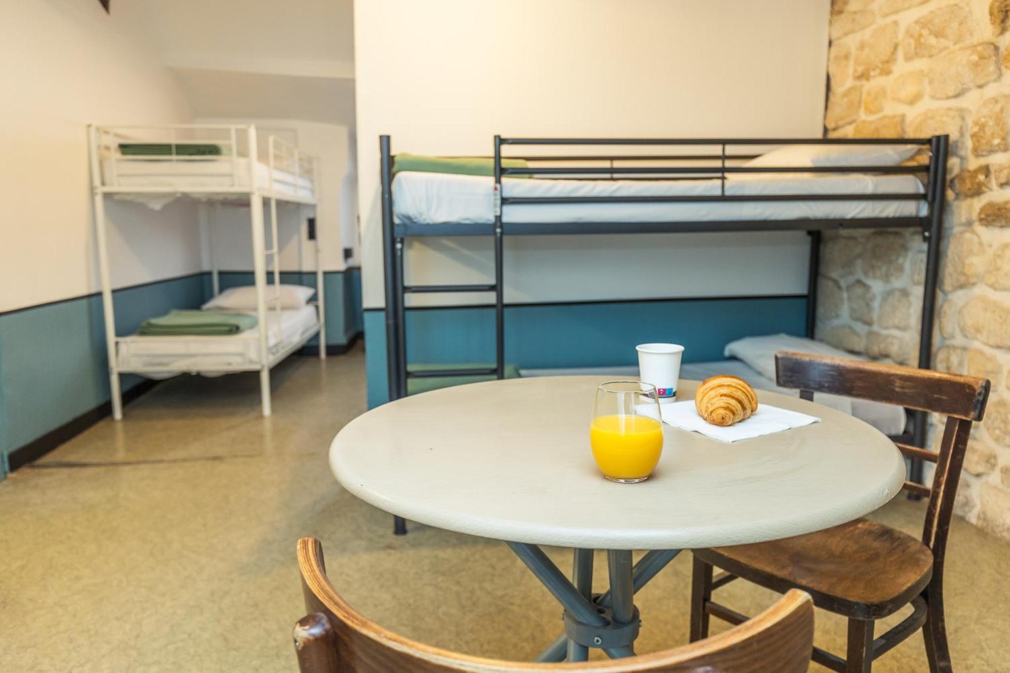 Lit Simple dans Dortoir Mixte de 6 Lits avec Salle de Bains Commune
